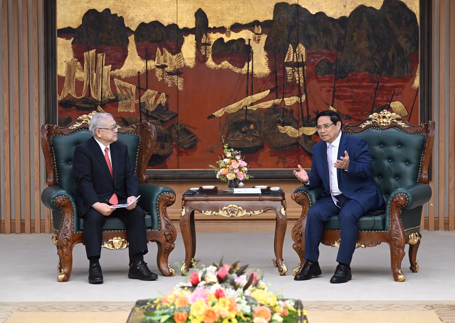 Le Premier ministre Pham Minh Chinh reçoit Nishimura Teiichi, président de l'Association d'amitié Japon-Vietnam de la région du Kansai. Photo : NDEL