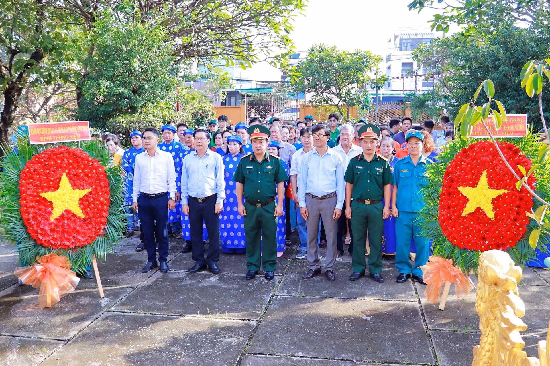 Le 9 novembre, les délégués participant à la Journée de la Grande unité nationale du quartier de Long Binh ont déposé des fleurs et de l'encens en mémoire des Héros et Martyrs à la Maison de la Stèle commémorative du quartier de Long Bình. Photo : Dinh Quan