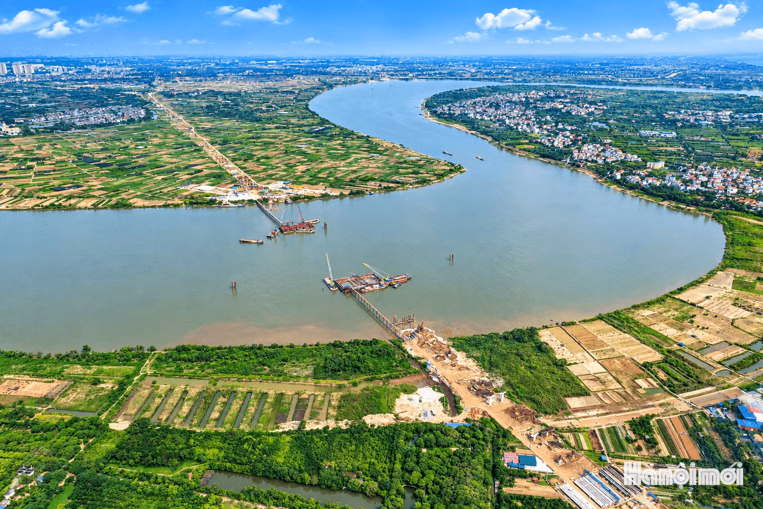  Du nord au sud, le cours du fleuve Rouge est ainsi le théâtre d'une série de chantiers d'infrastructures de grande envergure. Ces sept ouvrages d'art créent de nouveaux points de jonction stratégiques entre les deux rives. Photo: hanoimoi