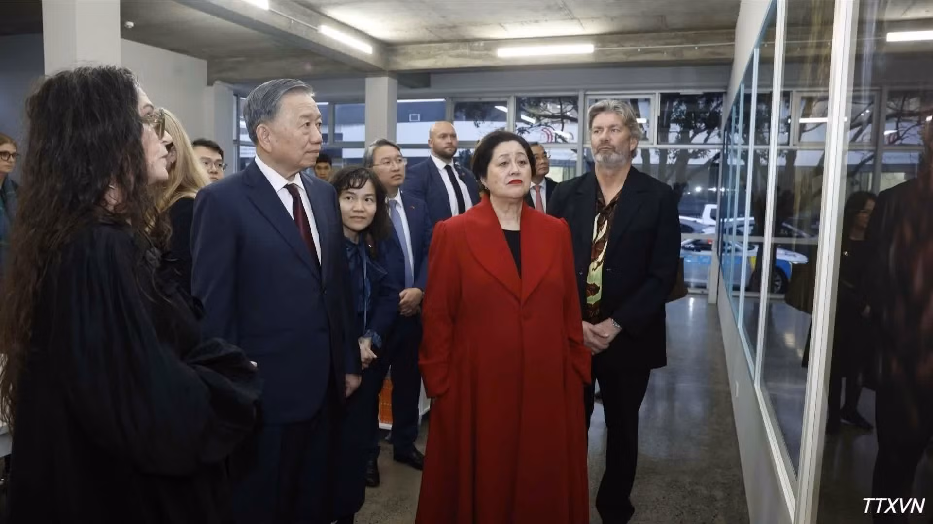 Le secrétaire général du Parti et président du Vietnam, Tô Lâm, et la gouverneure générale de Nouvelle-Zélande, Dame Cindy Kiro, se rendent à la galerie d’art contemporain Starkwhite, à Auckland. Photo : VNA