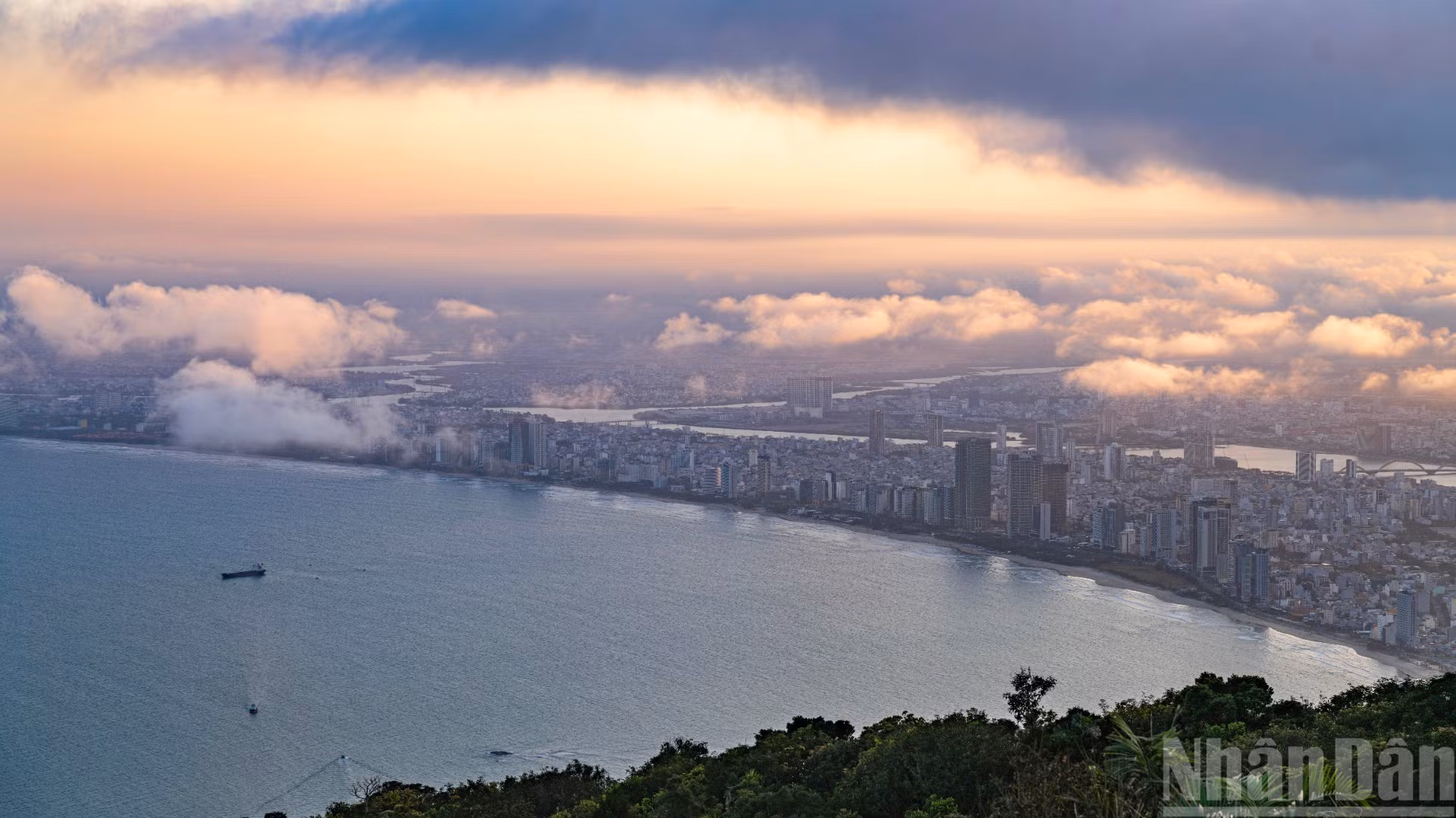 La « ville où il fait bon vivre » s’enveloppe de rêve sous des nuées rosées. Photo: NDEL