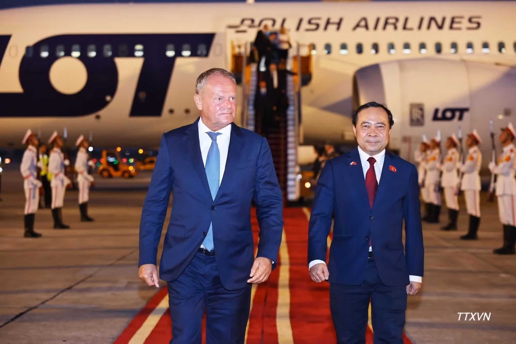 Le ministre vietnamien des Sciences et des Technologies, Vu Hai Quan, accueille le Premier ministre polonais Donald Tusk, à l'aéroport international de Noi Bai (Hanoï). Photo : VNA.