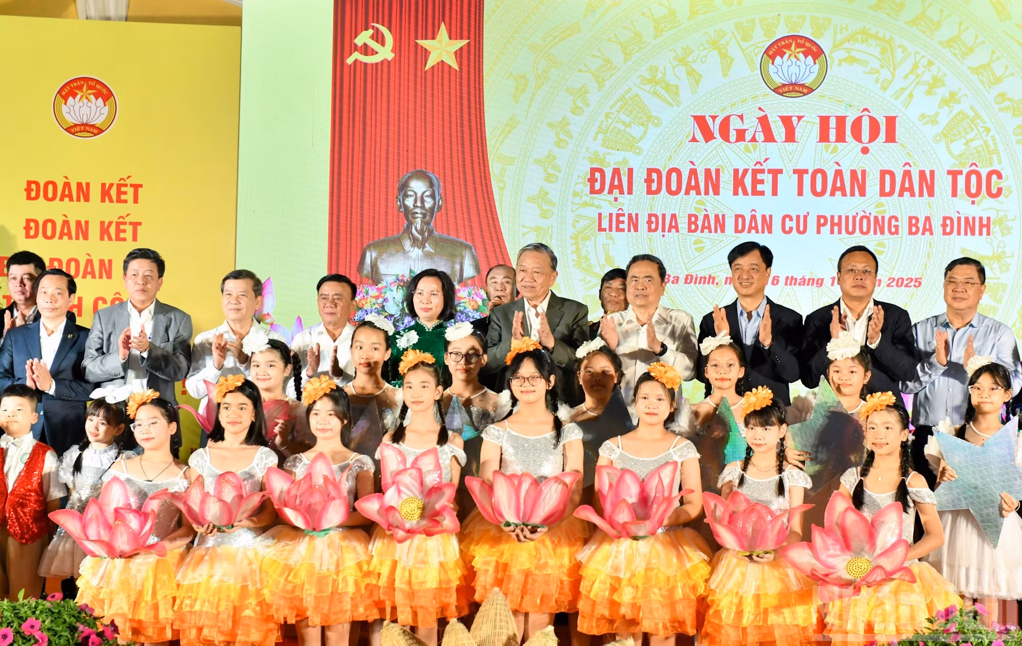 Le secrétaire général To Lam, le président de l'Assemblée nationale Tran Thanh Man, et le Permanent du Secrétariat Tran Cam Tu participent à la Journée de la Grande union nationale au quartier de Ba Dinh, à Hanoï. Photo : DUY LINH