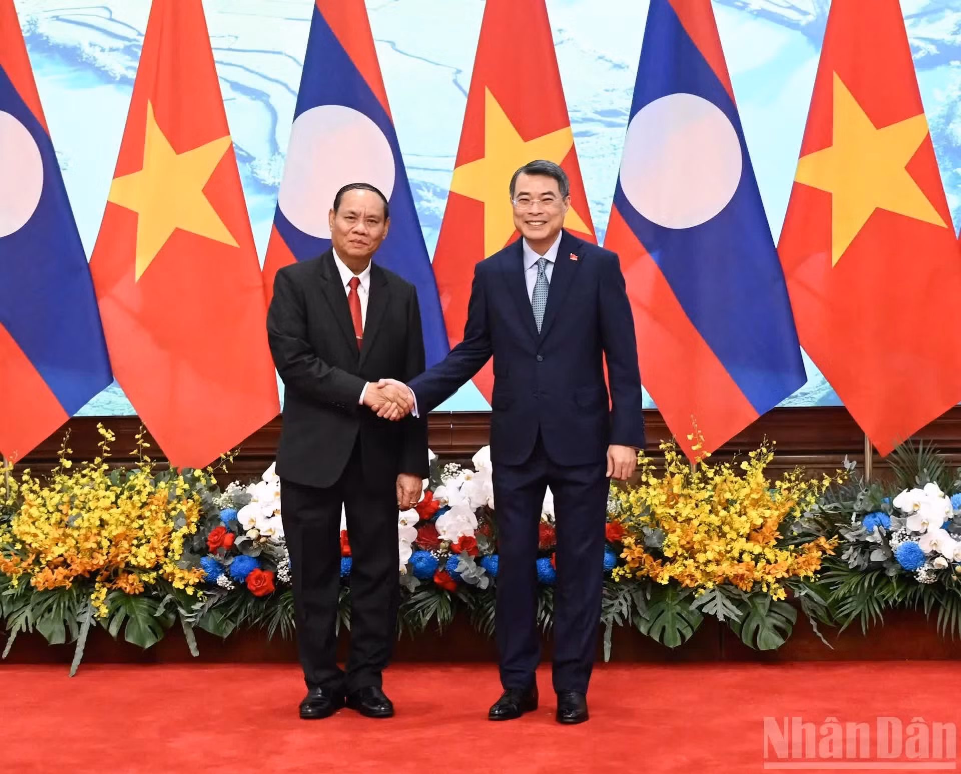 Le Premier ministre Le Minh Hung (à droite) et Vilay Lakhamfong, membre du Bureau politique et permanent du Secrétariat du Comité central du Parti révolutionnaire populaire laotien. Photo : NDEL 