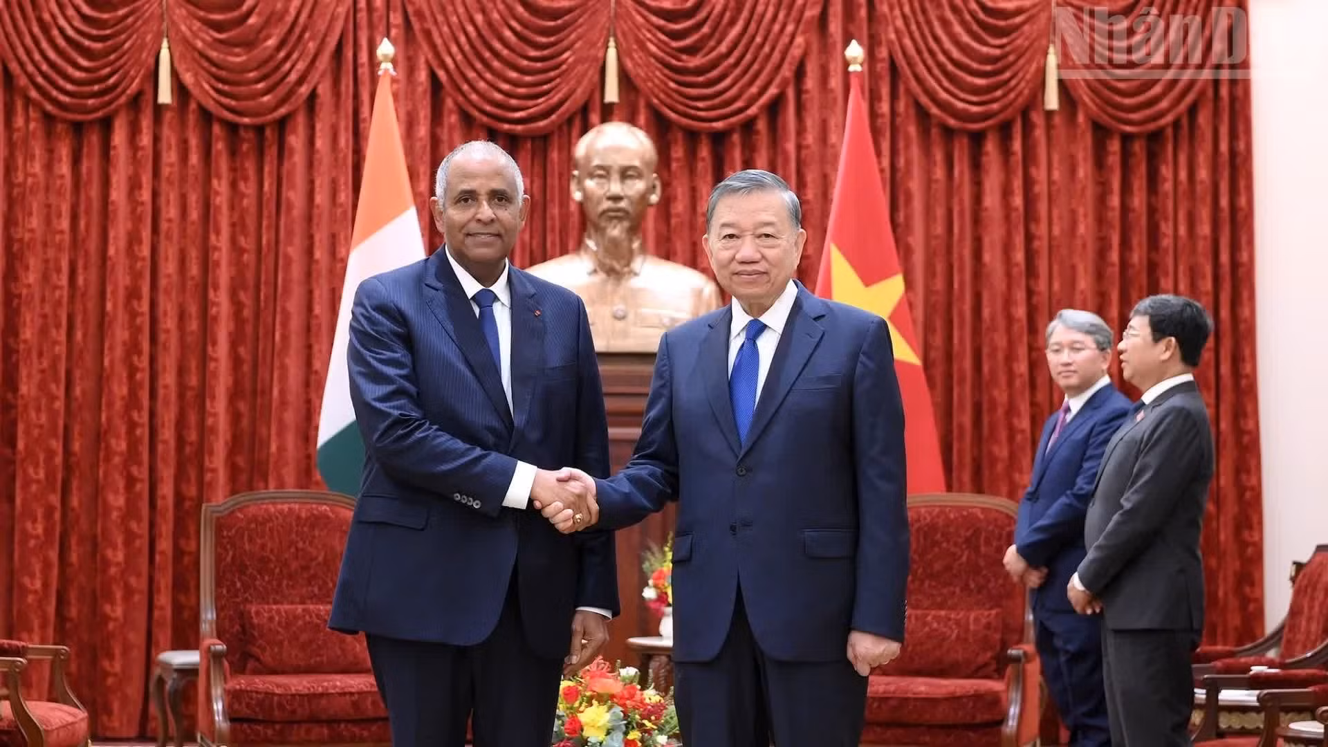 Le secrétaire général et président du Vietnam, To Lam (à droite), reçoit le président de l'Assemblée nationale de Côte d'Ivoire, Patrick Achi. Photo: NDEL