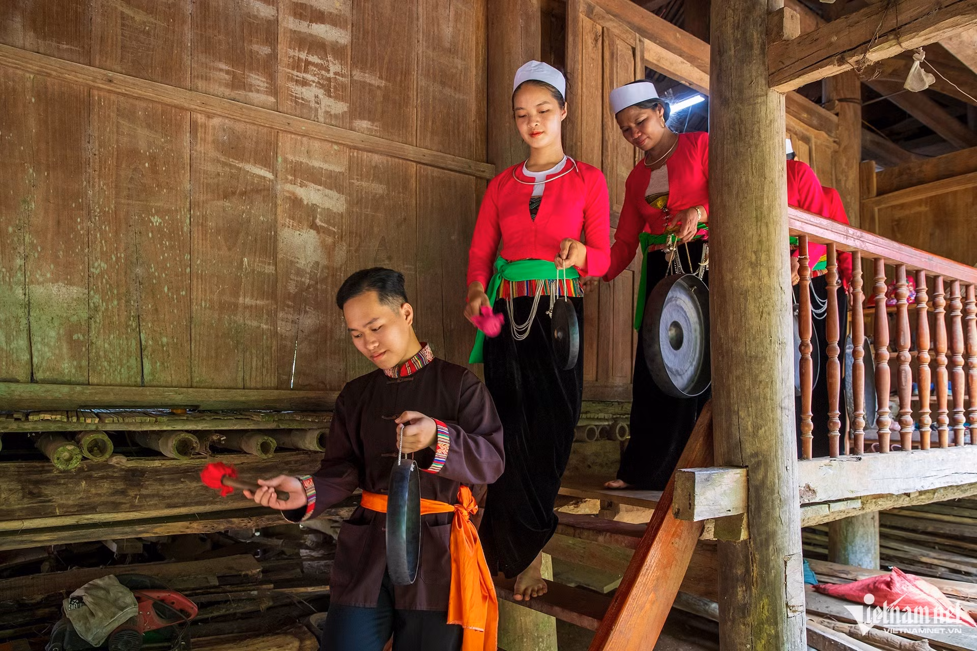 Pour la communauté Muong de la province de Phu Tho, les gongs ne se résument pas à de simples instruments de musique. Ils incarnent un « trésor » sacré, intimement lié à chaque facette de la vie communautaire. Photo: vietnamnet.vn
