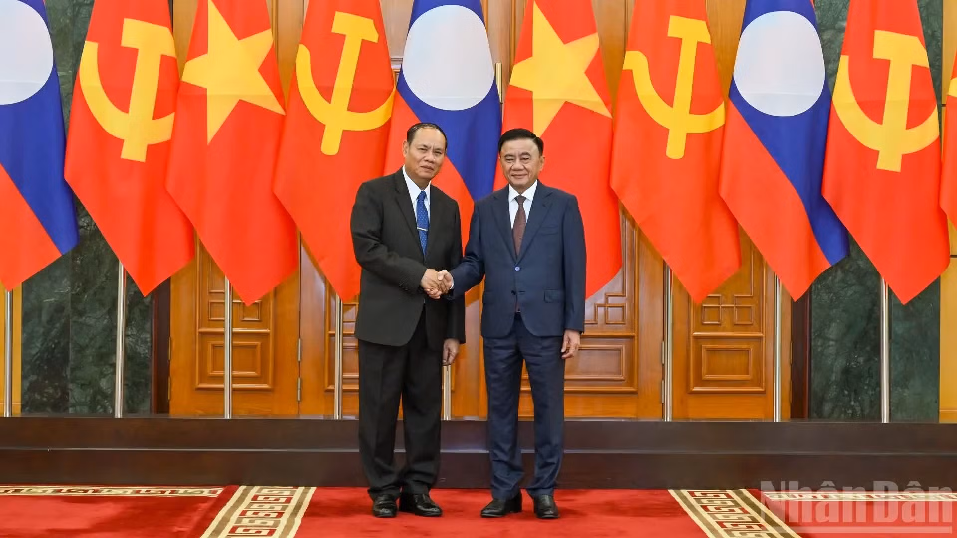 Le permanent du Secrétariat du CC du PCV Tran Cam Tu (à droite) reçoit le permanent du Secrétariat du CC du PPRL Vilay Lakhamphong. Photo : NDEL.