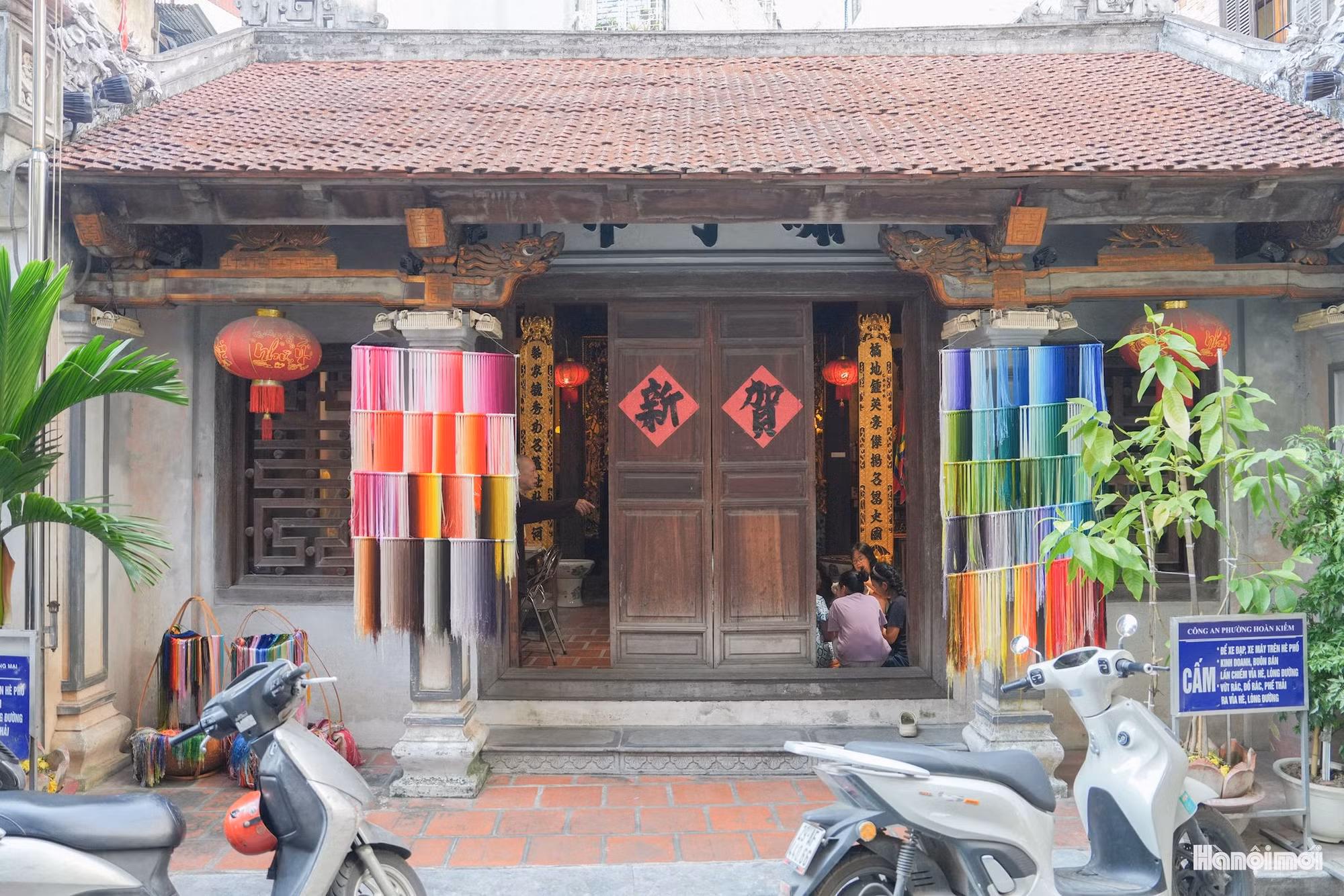 Le temple Tu Thi se trouve dans le quartier de Hoan Kiem, associé à l'art de la broderie traditionnelle qui y a jadis prospéré. Photo: hanoimoi