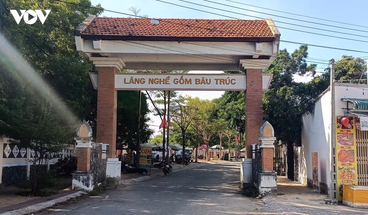 Le village artisanal de Bau Truc se situe dans la commune de Ninh Phuoc, dans l’ancienne province de Ninh Thuan, rattachée actuellement à la province de Khanh Hoa. Niché à seulement quelques centaines de mètres de la Route nationale No1, le village compte aujourd'hui environ 151 artisans potiers, 2 coopératives ainsi que plus d'une centaine d'ateliers et de commerces familiaux dédiés à la fabrication et à la vente de produits en céramique. Photo : Doan Si