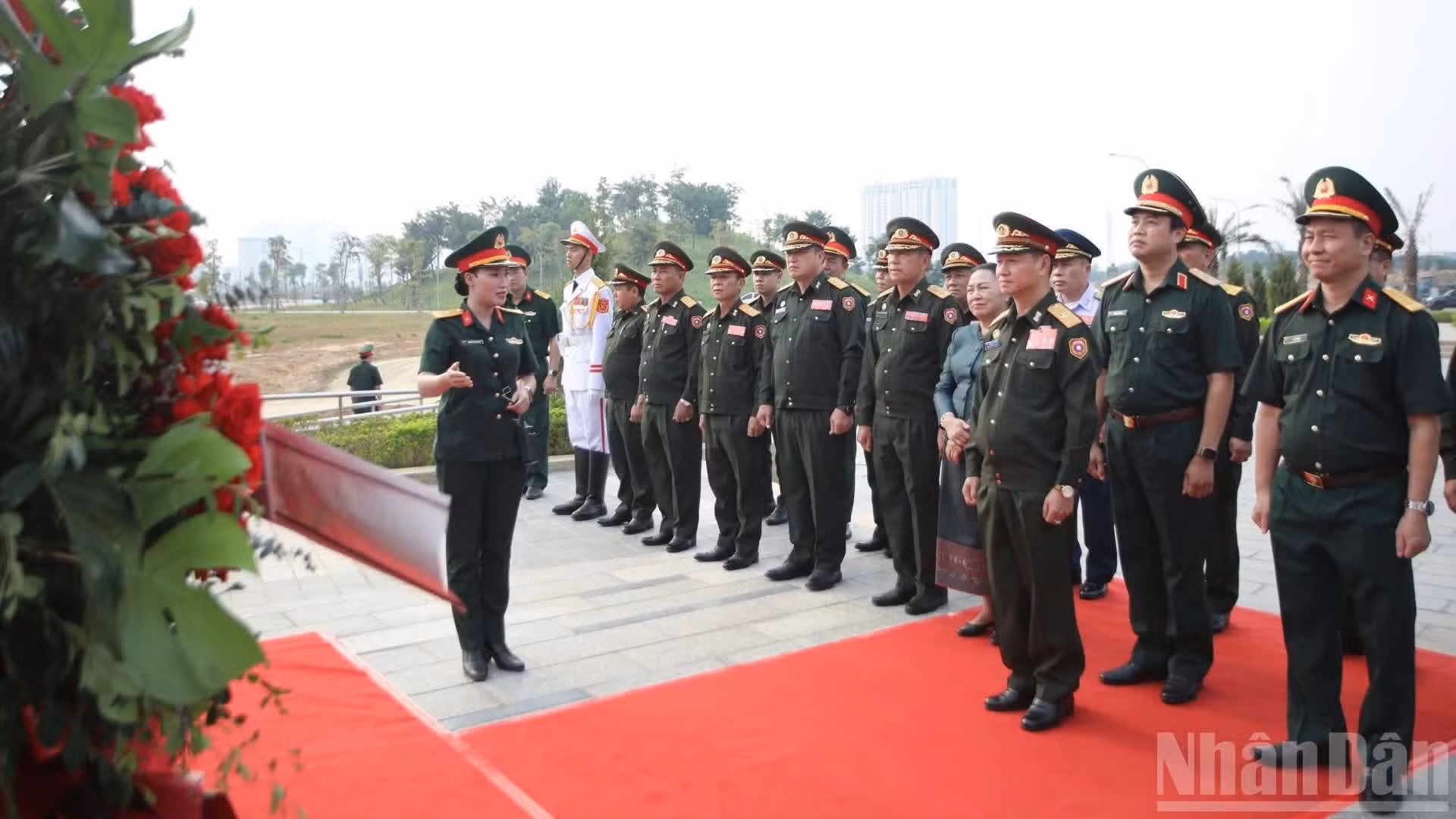 Le général Khamliang Outhakaysone et sa délégation ont déposé des fleurs et écouté une présentation sur le groupe de statues symbolisant l'unité et l'amitié Vietnam-Laos. Photo : NDEL.