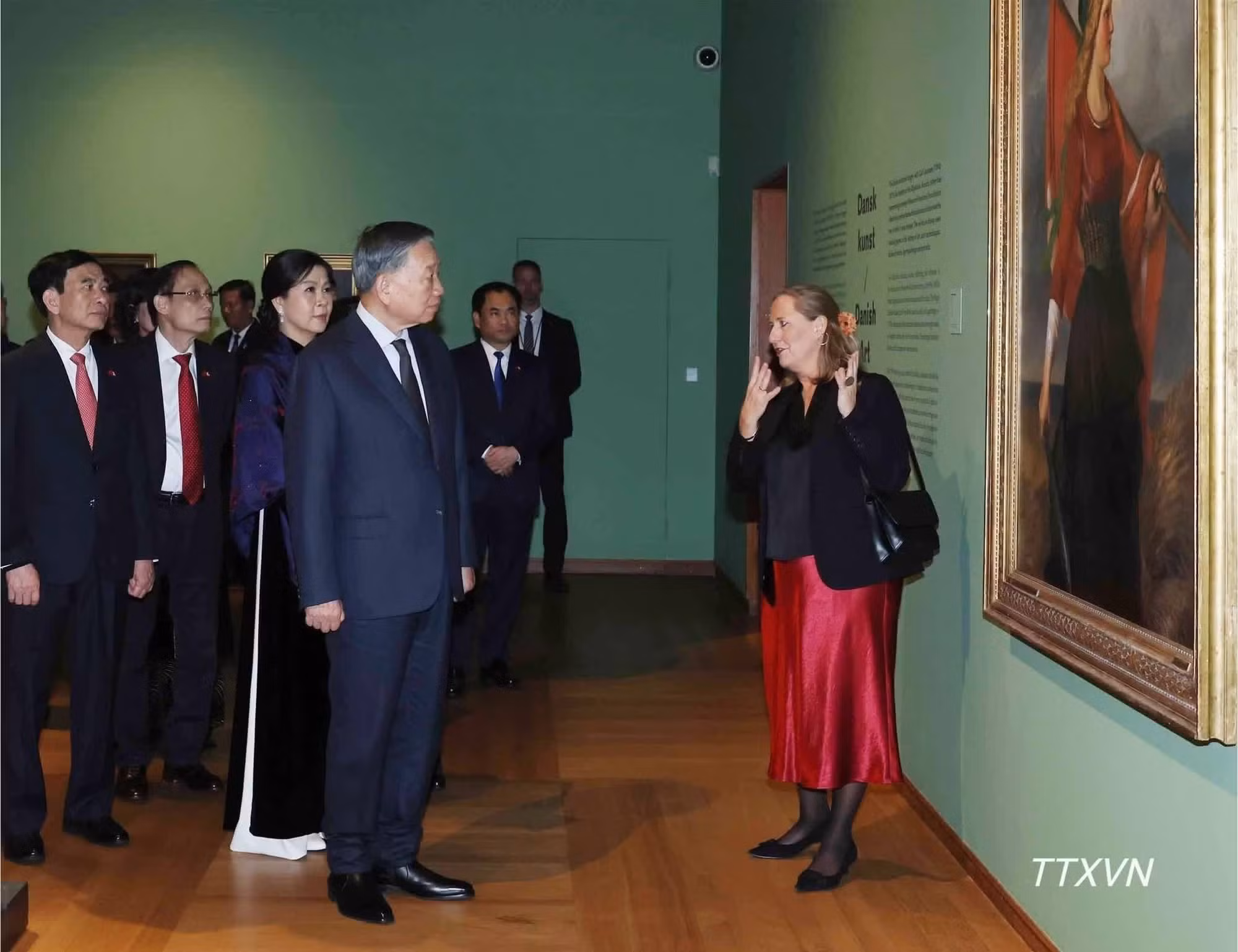 Le secrétaire général du Parti et président de la République, To Lam, et son épouse visitent le musée Ny Carlsberg Glyptotek à Copenhague au Danemark. Photo : NDEL. 