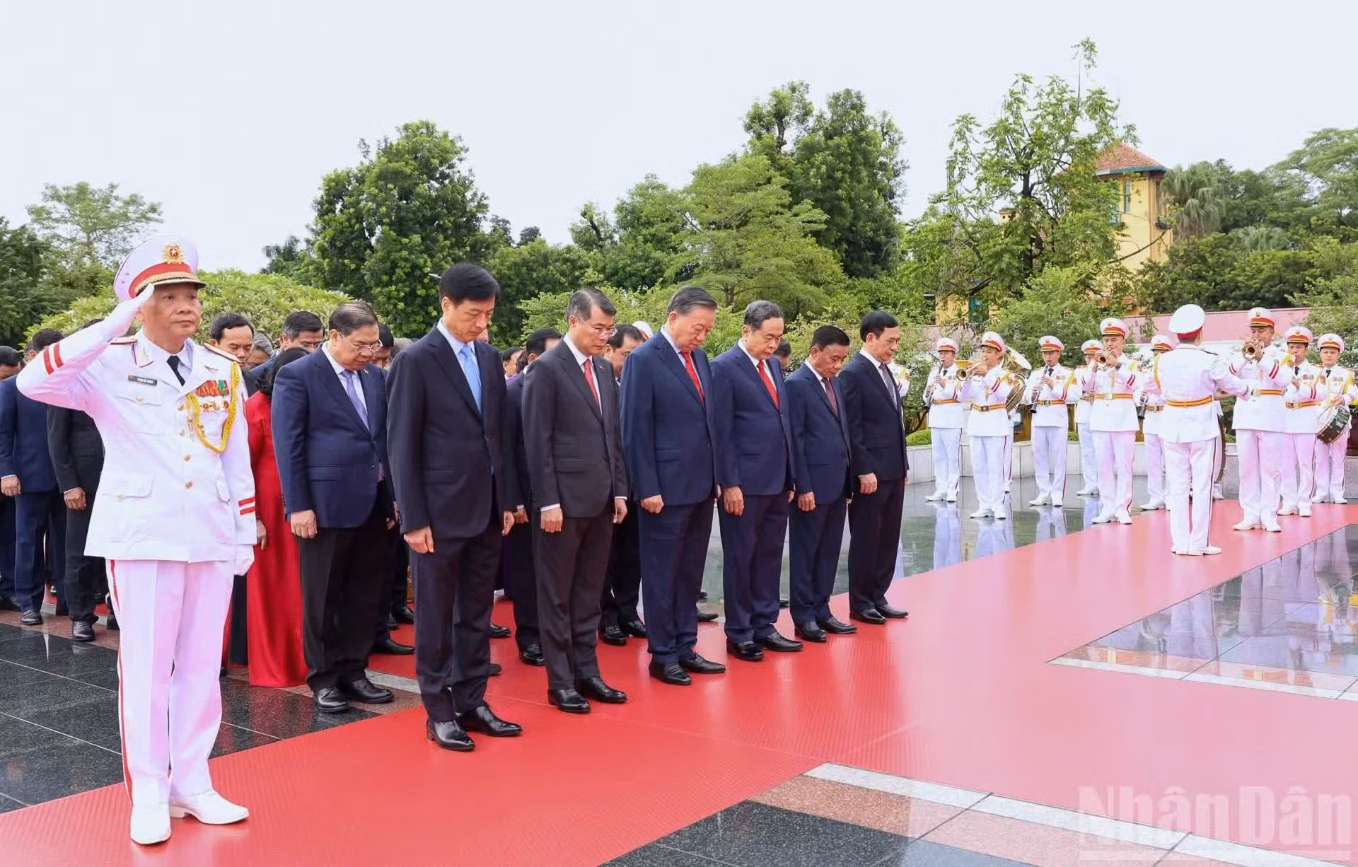 Les dirigeants du Parti et de l’État rendent hommage aux martyrs héroïques. Photo : NDEL