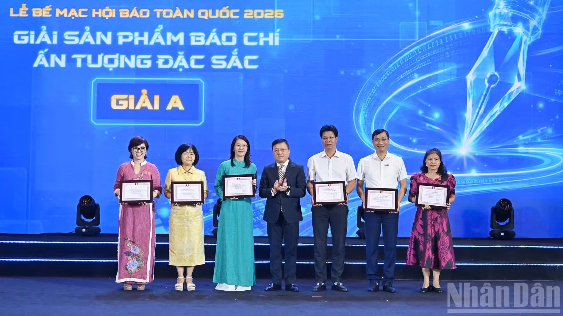 Le Quoc Minh, rédacteur en chef du journal « Nhân Dân », vice-président de la Commission centrale de la propagande et de la mobilisation des masses du Parti et président de l’Association des journalistes du Vietnam, remet les prix A aux auteurs. Photo : NDEL
