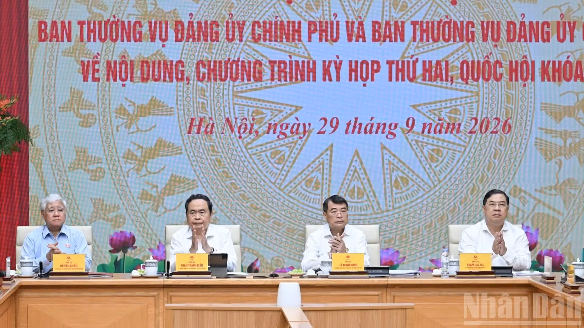 Le Premier ministre Le Minh Hung, et le président de l’Assemblée nationale Tran Thanh Man, coprésident une réunion entre les Comités permanents des Comités du Parti de l’Assemblée nationale et du gouvernement. Photo: NDEL.