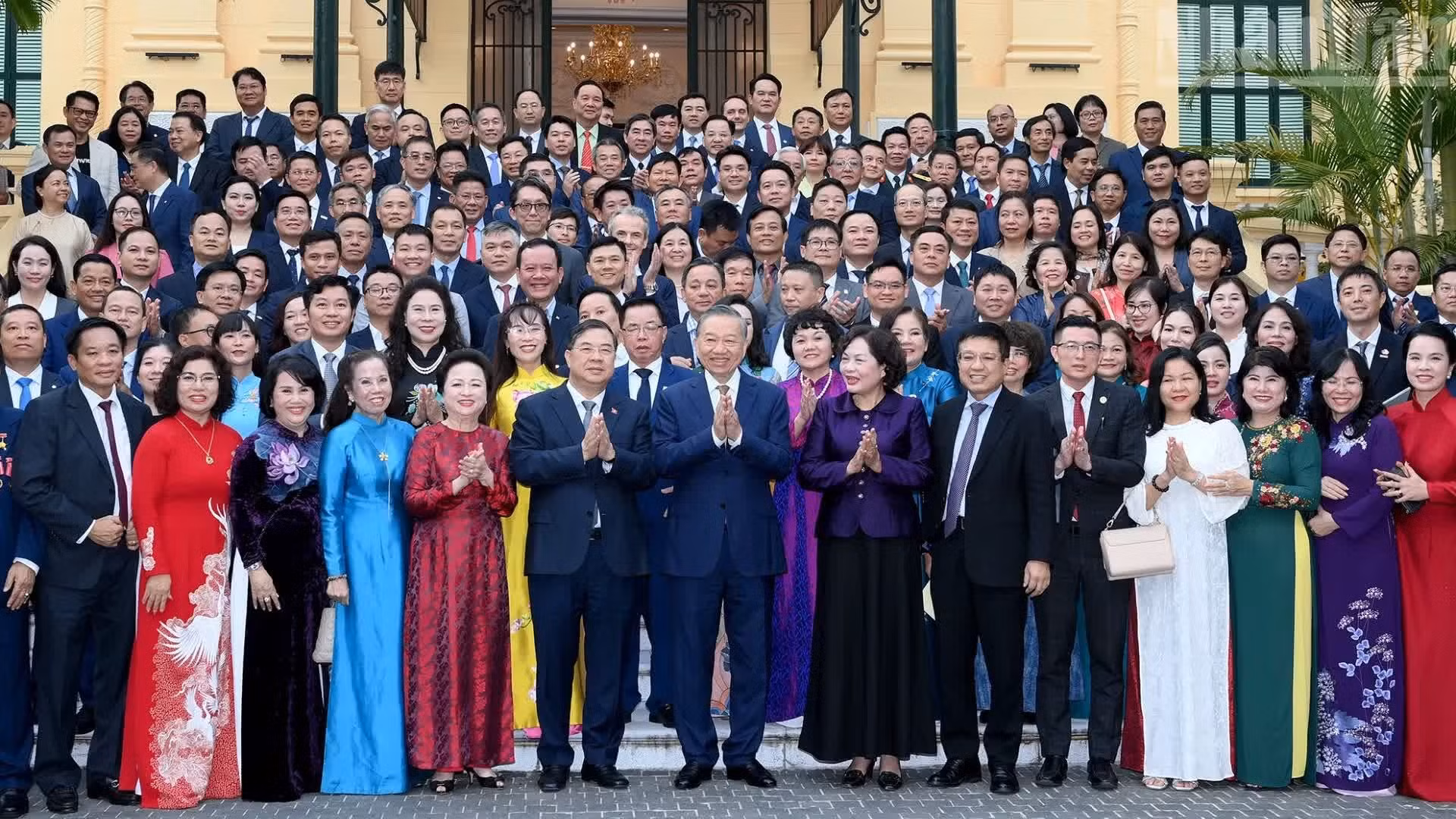 Le secrétaire général du Parti et président de la République, To Lam, reçoit des représentants d’entreprises exemplaires. Photo: NDEL
