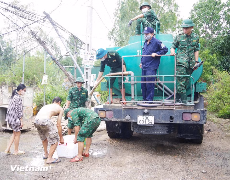 Le 24 novembre, le poste de gardes-frontières au port de Nha Trang, relevant du commandement des gardes-frontières de Khanh Hoa, a continué de déployer de nombreuses activités pour soutenir les personnes touchées par les récentes pluies et inondations. Photo : VNA