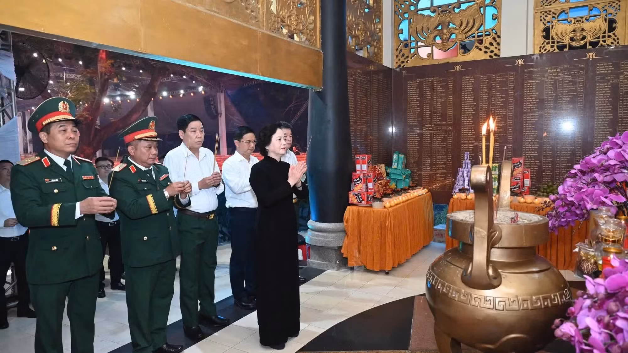 La vice-Première ministre Pham Thị Thanh Tra assiste à la cérémonie de prières en hommage aux héros martyrs au parc Le Thi Rieng. Photo : NDEL