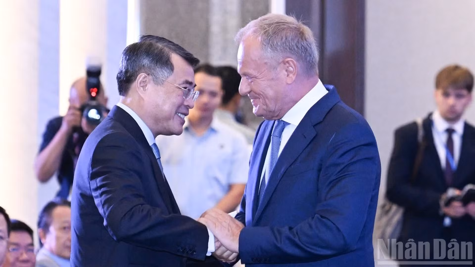 Le Premier ministre vietnamien Lê Minh Hung (à gauche) et son homologue polonais Donald Tusk. Photo: NDEL