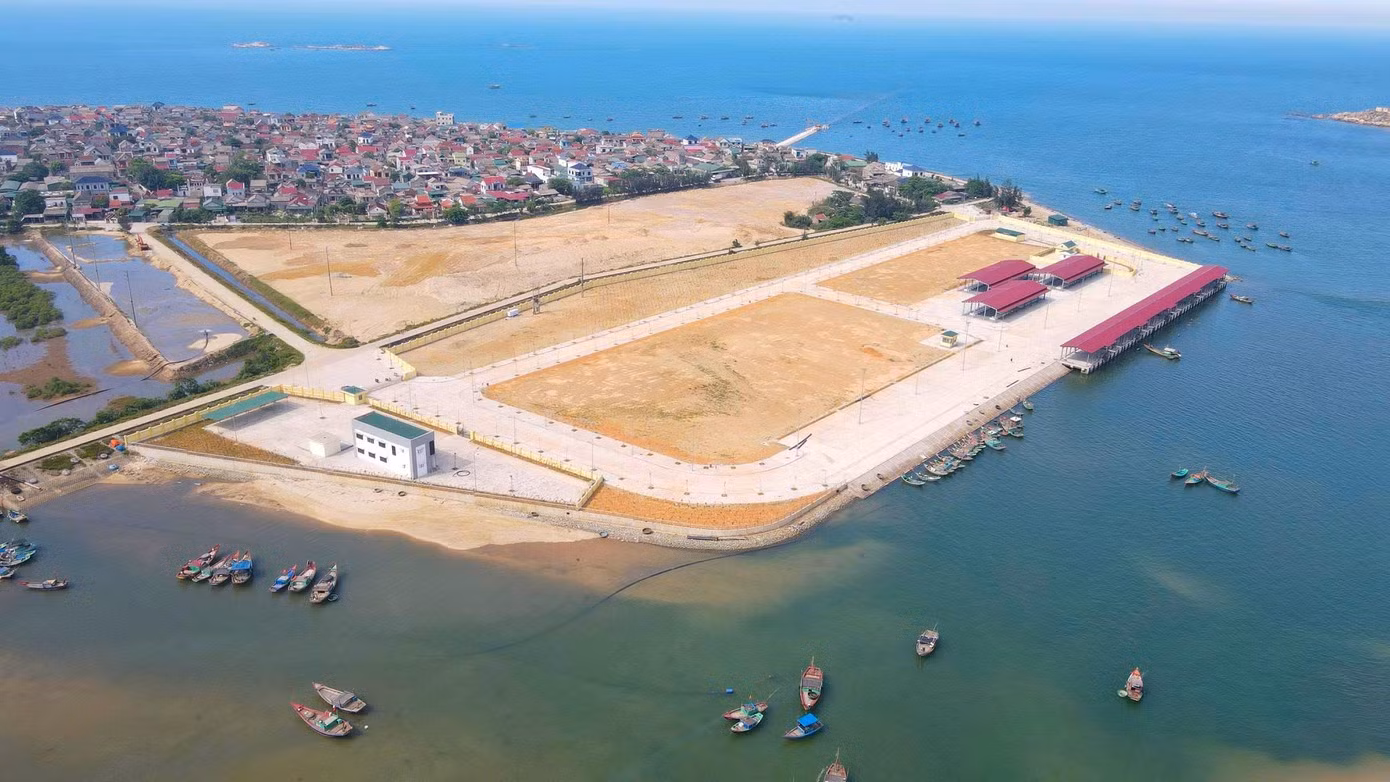 Le port de pêche de Cua Nhuong a été mis en chantier début 2024, achevé et officiellement mis en service le 20 novembre. L'ouvrage, dont le montant total d'investissement s'élève à 280 milliards de dôngs, a été construit sur un terrain de 5 hectares, répondant aux critères d'un port de pêche de catégorie II selon la Loi sur les produits aquatiques. Photo: tienphong