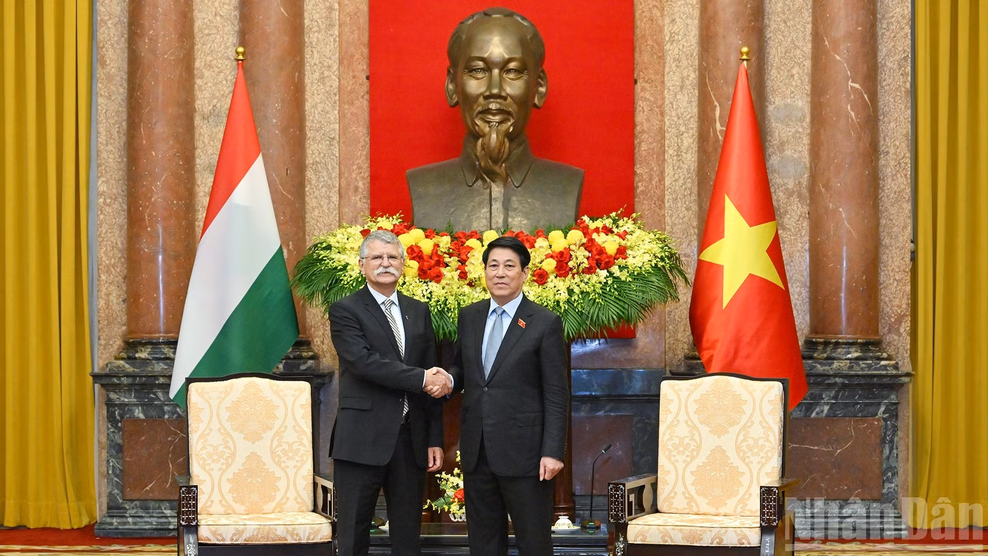 Le président vietnamien Luong Cuong (à droite) et le président du Parlement hongrois, László Kövér. Photo: NDEL