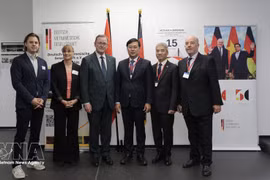 Le Quoc Phong, secrétaire adjoint permanent du Comité du Parti de Hô Chi Minh-Ville (3e de droite), le vice-président du Bundestag allemand, Bodo Ramelow (4e), l'ambassadeur du Vietnam en Allemagne, Nguyen Dac Thanh (2e) et le président de l'Association Allemagne-Vietnam, Rolf Schulze (premier). Photo : VNA. 