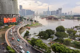 Plus de 30 heures pour acheminer une arche de 3 400 tonnes jusqu’au quai Bach Dang