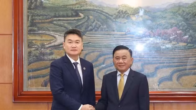 Le membre du Bureau politique et permanent du Secrétariat du Comité central du Parti communiste du Vietnam (PCV), Tran Cam Tu (à droite) reçoit le chef de l’Union de la jeunesse populaire révolutionnaire lao, Thongly Sisoulith. Photo : VNA.