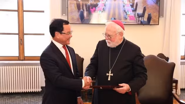 Le ministre des Affaires ethniques et religieuses Nguyen Dinh Khang et l’archevêque Paul Richard Gallagher, secrétaire pour les relations avec les États et les organisations internationales du Saint-Siège. Photo : VNA.