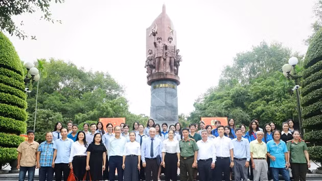 La délégation de l’Académie diplomatique du Vietnam sur le site historique du ministère des Affaires étrangères, à Tuyen Quang. Photo : Baoquocte.