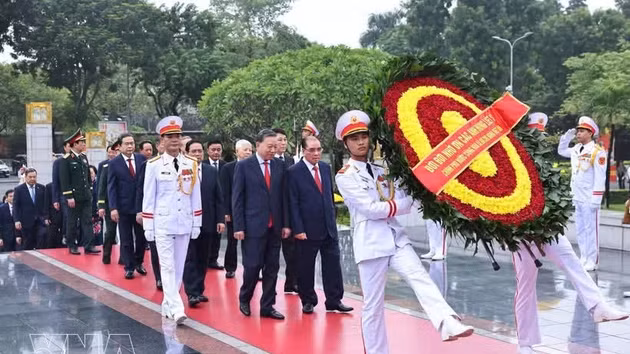 La délégation du Comité central du Parti, du président de l'État, de l’Assemblée nationale et du gouvernement rend hommage au Président Hô Chi Minh dans son mausolée. Photo : VNA.