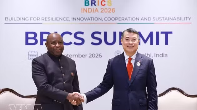 Le Premier ministre vietnamien Le Minh Hung (droite) et le président burundais Évariste Ndayishimiye. Photo : VNA.