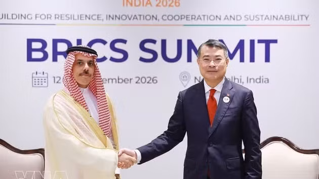 Le Premier ministre Lê Minh Hung (droite) et le prince Faisal bin Farhan Al Saud, chef de la délégation saoudienne et ministre des Affaires étrangères, en septembre 2026 en Inde. Photo : VNA.