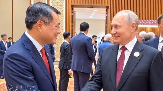 Le Premier ministre Le Minh Hung (gauche) et le président russe Vladimir Poutine. Photo : VNA.