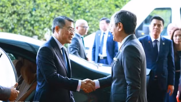 Des responsables indiens de haut rang saluent le départ du Premier ministre Lê Minh Hung, au terme de sa participation au 18e Sommet des BRICS et de ses activités bilatérales en Inde. Photo : VNA.