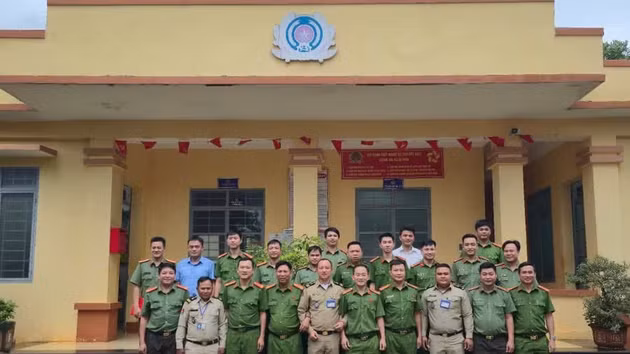Les forces de police des trois communes posent pour une photo souvenir.