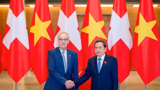 Le président de l’Assemblée nationale (AN) du Vietnam, Tran Thanh Man (droite) et le président de la Confédération suisse, Guy Parmelin. Photo : Nhân Dân.