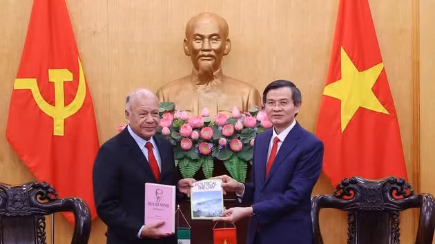 Le membre du Bureau politique du Parti communiste du Vietnam et directeur de l’Académie nationale de politique Hô Chi Minh, Doan Minh Huan, offre des livres au sénateur Alberto Anaya Gutierrez, secrétaire général du Parti du Travail du Mexique. Photo : VNA.