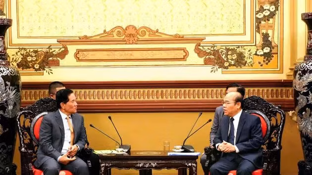 Le vice-président du Comité populaire de Hô Chi Minh-Ville, Tran Van Bay, rencontre le gouverneur de Phnom Penh, Khuong Sreng. Photo : SGGP.