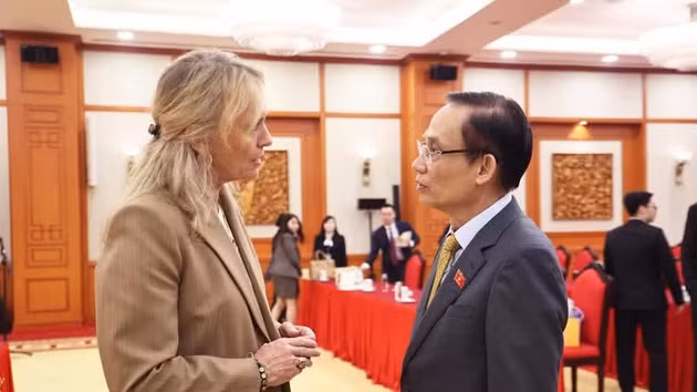 Le ministre des Affaires étrangères, Le Hoai Trunget son homologue islandaise, Þorgerður Katrín Gunnarsdóttir. Photo: ministère vietnamien des Affaires étrangères.