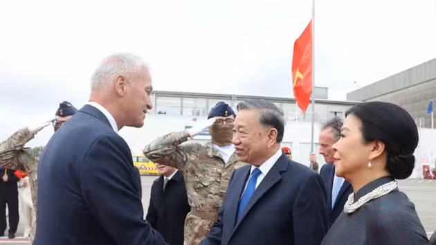 Le secrétaire général du Parti communiste du Vietnam et président de la République, To Lam, accompagné de son épouse Ngo Phuong Ly et d’une délégation vietnamienne de haut range est arrivé dans l’après-midi du 21 octobre (heure locale) à Bruxelles. Photo : VNA.