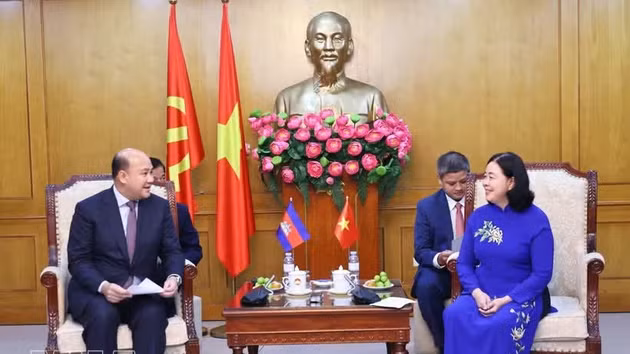 Bui Thi Minh Hoai, membre du Bureau politique, secrétaire du Comité central du Parti, secrétaire du Comité du Parti du Front de la Patrie du Vietnam (FPV) et des organisations de masse centrales, et présidente du Comité central du FPV et Hun Many, vice-Premier ministre, ministre de la Fonction publique et président de l’Union des fédérations de jeunesse du Cambodge. Photo : VNA.