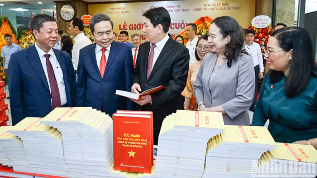 [En images] Le président de l’AN à la présentation du livre « La force de la nation vietnamienne dans l’œuvre d’édification et de défense de la Patrie »