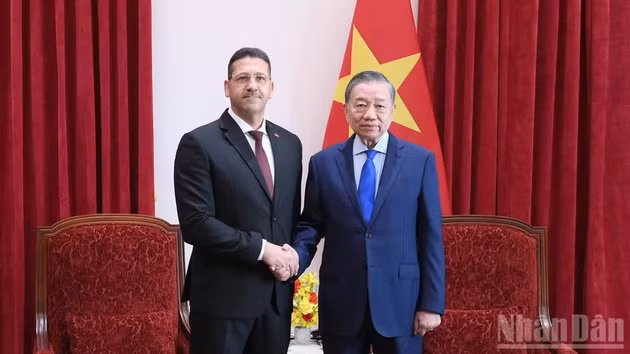 Le secrétaire général du Parti et président de la République, To Lam, reçoit l’ambassadeur de Palestine au Vietnam, Shadi Abu Zarqa, venu lui présenter ses lettres de créance, le 3 octobre. Photo : Nhân Dân.