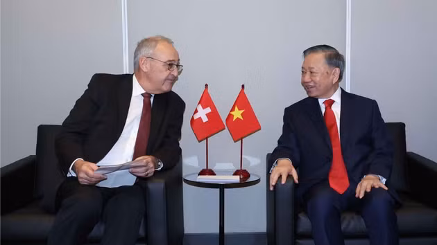 Lors de sa visite aux États-Unis pour participer au débat général de haut niveau de la 81e session de l’Assemblée générale des Nations unies et mener des activités bilatérales, le secrétaire général du Parti communiste du Vietnam et président de la République, To Lam, a rencontré le 22 septembre (heure locale) le président suisse Guy Parmelin à New York, aux États-Unis. Photo : VNA.
