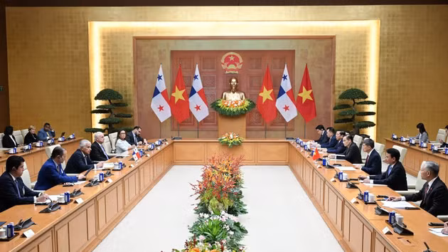 Vue d’ensemble de l’entrevue entre le Premier ministre vietnamien Le Minh Hung et le président panaméen José Raúl Mulino Quintero à Hanoï. Photo : Nhân Dân.