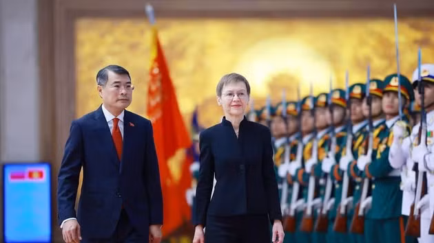 Le Premier ministre vietnamien Le Minh Hung et la Première ministre liechtensteinoise Brigitte Haas passent en revue la garde d’honneur de l’Armée populaire vietnamienne. Photo : VNA.