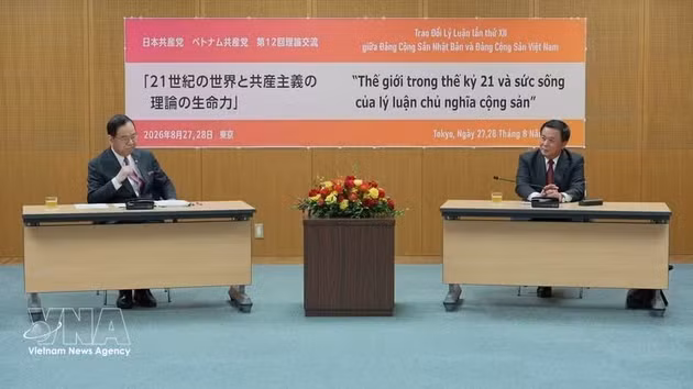 Nguyen Xuan Thang, président du Conseil théorique central, et Shii Kazuo, président du Comité central du Parti communiste japonais, lors de leur rencontre. Photo : VNA.