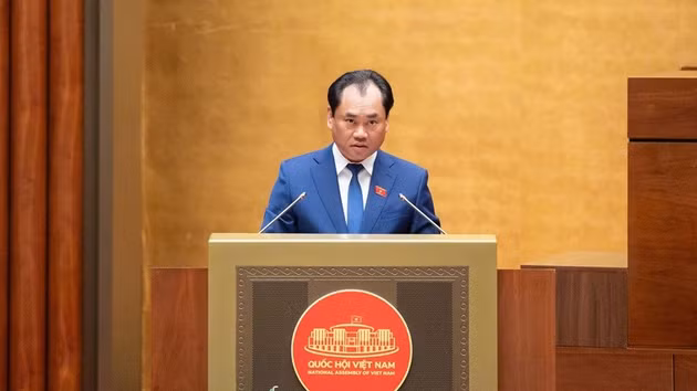 Le ministre de l’Agriculture et de l’Environnement, Trinh Viet Hung, présente les documents du gouvernement portant sur les orientations politiques relatives à la révision de la Loi foncière de 2024. Photo : Quochoi.