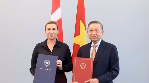 Le secrétaire général du Parti communiste du Vietnam et président de la République, To Lam, et la Première ministre danoise, Mette Frederiksen. Photo : VNA.