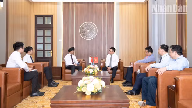 Vue d’ensemble de la rencontre entre le rédacteur en chef du journal Nhân Dân, Le Quoc Minh, et l’ambassadeur de Singapour, Rajpal Singh. Photo : Nhân Dân.